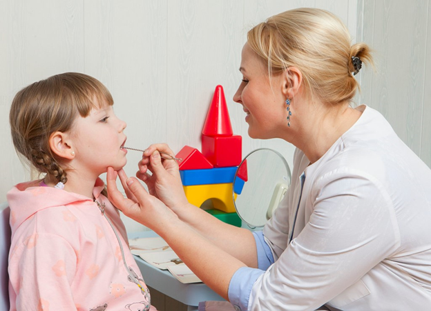 КОНСУЛЬТАЦИЯ ДЛЯ РОДИТЕЛЕЙ  ЛОГОПЕДИЧЕСКИЙ МАССАЖ КАК ЭФФЕКТИВНОЕ СРЕДСТВО РАЗВИТИЯ РЕЧИ У ДЕТЕЙ